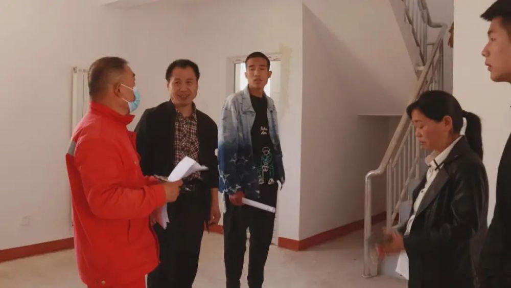 村民有序進入現(xiàn)場抽取選房順序號