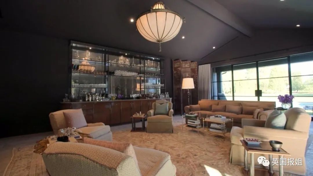 所以每個(gè)戶(hù)型都設(shè)計(jì)了足夠?qū)挸ǖ年?yáng)臺(tái)