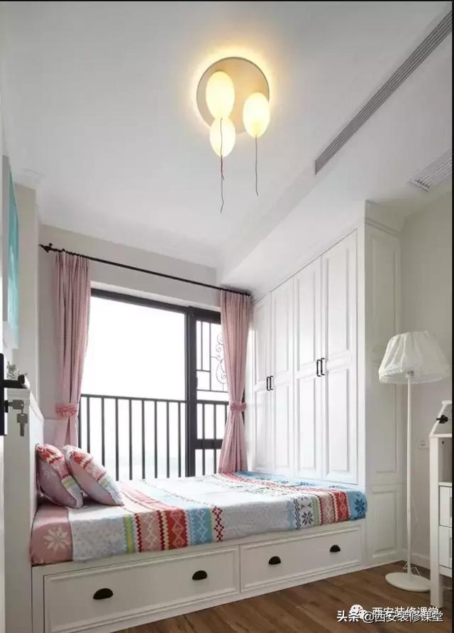 主衛(wèi)金屬玻璃門(mén)分割空間