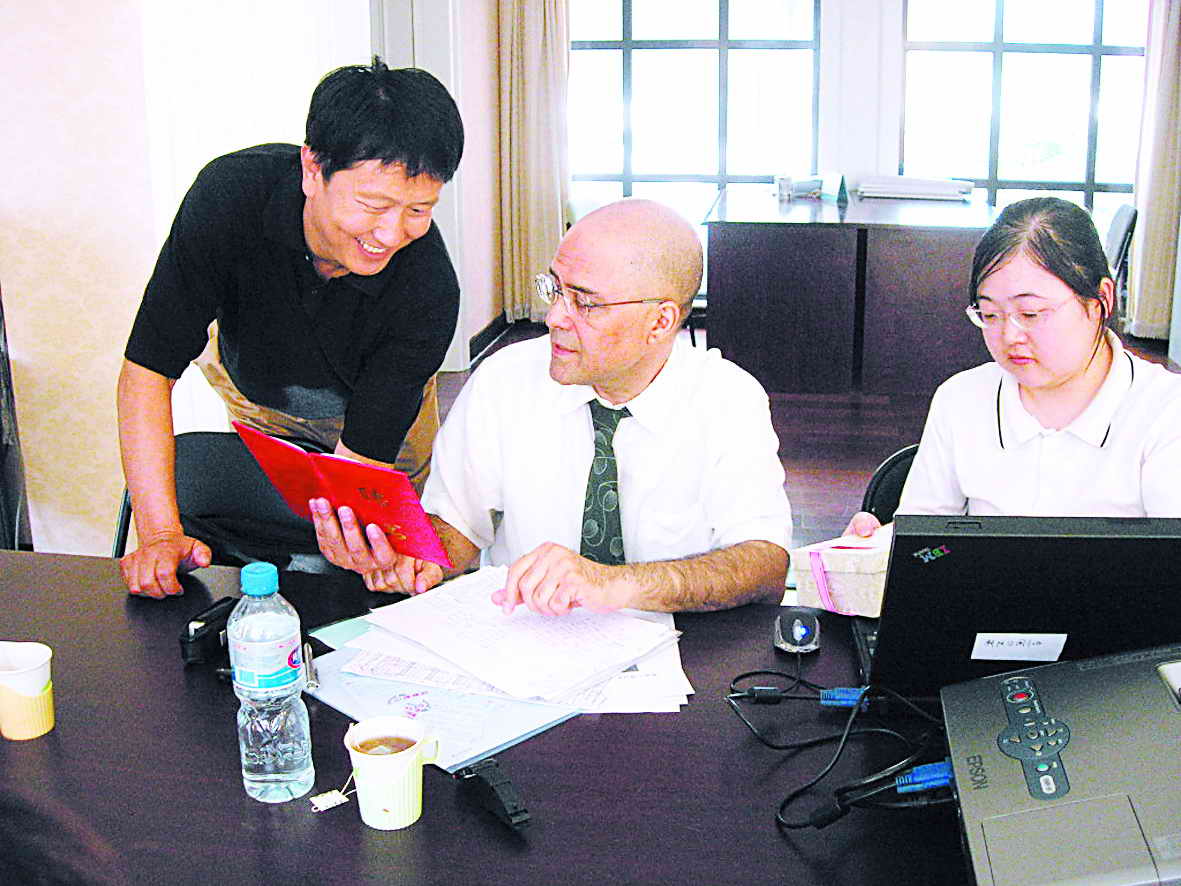 目前不是老百姓要等著政府幫著解決問(wèn)題