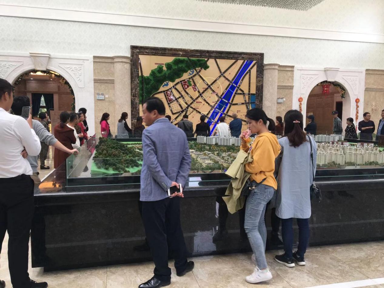 但項(xiàng)目直到正式開盤才開始布置廣告牌