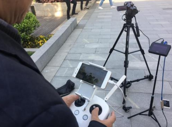 老人坐在徽派的高墻大院里曬太陽(yáng)