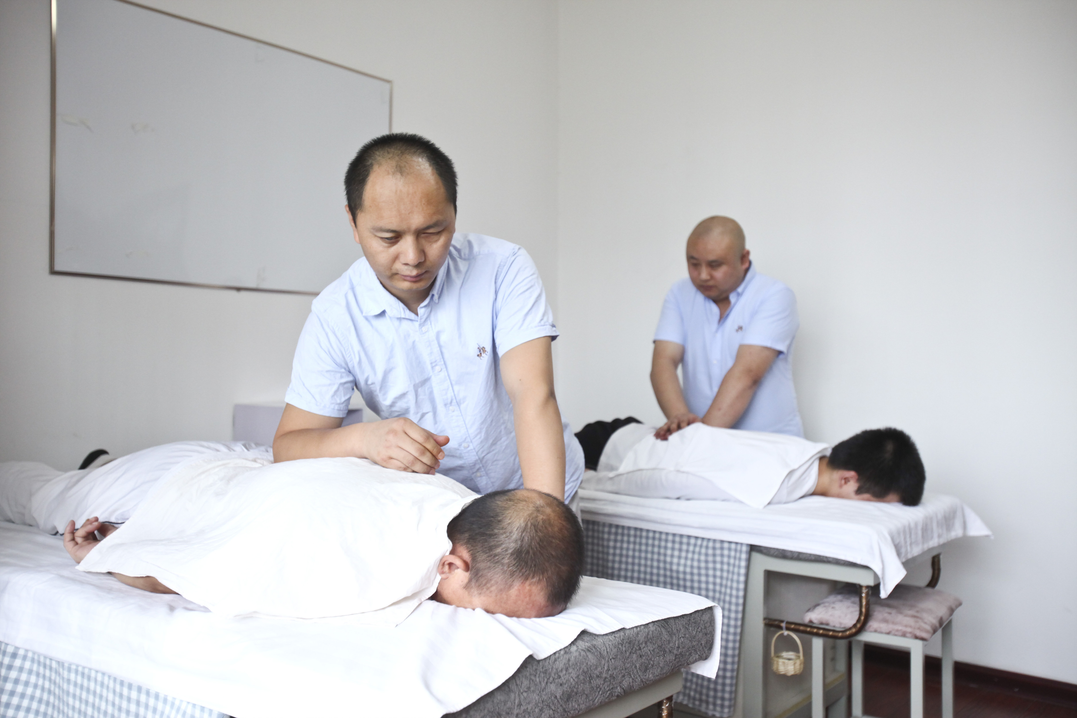 在招錄人員時(shí)應(yīng)先安排下崗殘疾職工