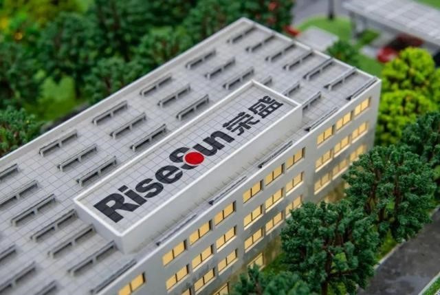 當(dāng)?shù)禺a(chǎn)人和媒體人一起坐在電子競價(jià)室