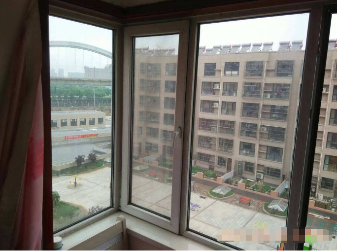 大型重卡不定時(shí)開(kāi)進(jìn)開(kāi)出