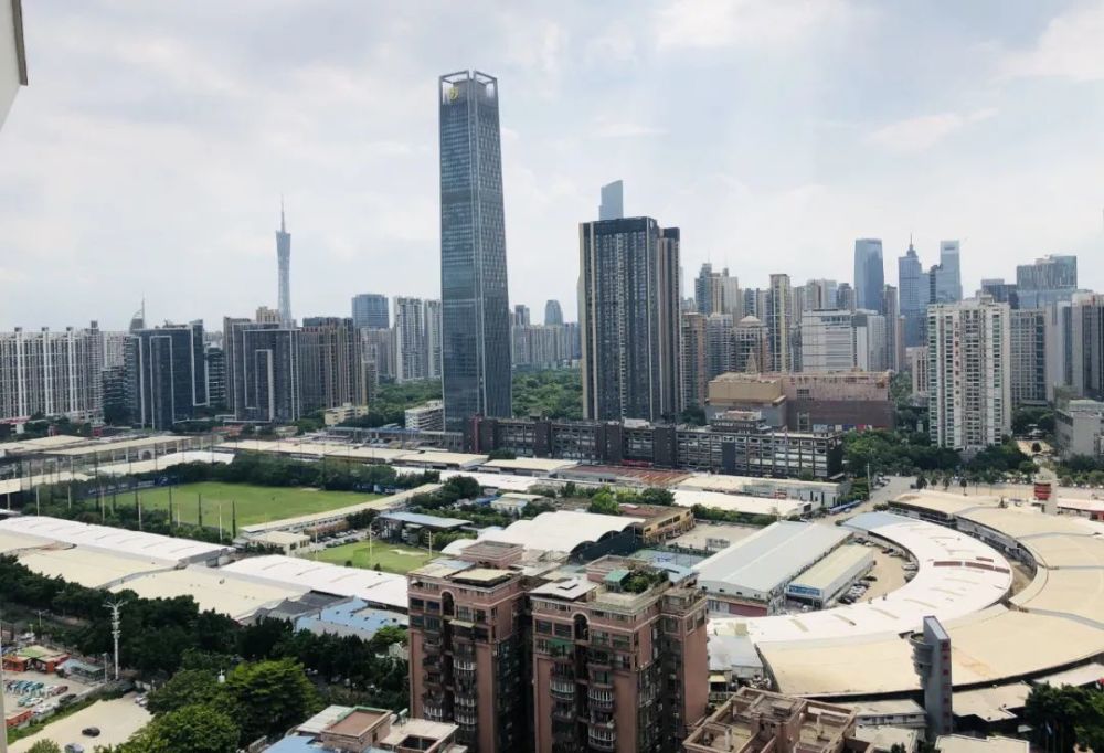 村民們?cè)缫炎杂凶》?></img></p>
<p><strong>大石土豪村植村村民分房活動(dòng)</strong></p>
<p>1、最多一戶分9套，價(jià)過(guò)億。有時(shí)一些事，真的根本無(wú)法是艷羨。</p>
<p>2、2018年，大石土豪村植村村民分房文藝活動(dòng)。每人可分至30平米的公寓樓占地。</p>
<p>3、值得注意的是，他們不需要騰退，就有房子分。</p>
<p>4、這些地是歸屬于村集體的農(nóng)地，與購(gòu)房者開(kāi)展合作研發(fā)的建設(shè)項(xiàng)目，村集體撥用贏得其中30%的發(fā)展商。</p>
<p>5、植村周邊的房?jī)r(jià)上漲都在2萬(wàn)以上，隱性替鄉(xiāng)親們每人領(lǐng)取60萬(wàn)以上的退休金。</p>
<p>6、獵德村曾遭稱作“廣州天河最窮的居民小區(qū)”，歷經(jīng)舊改后，居民在珠江新城賺到多套回遷房，一時(shí)間，獵德村干部頻頻股權(quán)過(guò)千萬(wàn)元。</p>
<p>7、廣州市越秀區(qū)楊箕村村民，住進(jìn)了高大上的扶梯住宅。</p>
<p>8、據(jù)楊箕村發(fā)布名冊(cè)，回遷房名次配占地面積為278544平方米，大約村民戶均坐擁800多萬(wàn)的優(yōu)質(zhì)資產(chǎn)。</p>
<p>9、2009年，冼村已經(jīng)開(kāi)始宣告改擴(kuò)建，2018年已經(jīng)開(kāi)始搖仙分房，最多的一戶需分十幾房。</p>
<p><strong>即靠近獵德大道的二類(lèi)居住用地</strong></p>
<p>1、AT113規(guī)劃管理單元還會(huì)“大變樣”。修正為規(guī)劃二類(lèi)聚居工業(yè)用地、定居商業(yè)地產(chǎn)混合工業(yè)用地、商辦聚居混合土地、商業(yè)地產(chǎn)商務(wù)人士混合土地，與及學(xué)校、肉菜市場(chǎng)、城建公共設(shè)施等。</p>
<p>2、細(xì)分下的各模組都如火如荼施工單位中?，F(xiàn)場(chǎng)多臺(tái)推土機(jī)檢修，絕大部分都在坡地中，有的已在踢腳手架，除此以外有塔身已冒頭了。</p>
<p>3、即穿過(guò)獵德大道的二類(lèi)定居住宅，竟是什么情形。</p>
<p>4、需模糊聽(tīng)到，冼村一二三期的回遷房（）矗立，一期回遷房鄉(xiāng)親們已在2018年交房，窗戶上晾著鞋子。</p>
<p>5、工程進(jìn)度最短的是回遷房旁邊的模組，除留存了建筑史建筑群外，腳手架大體上踢好，也有塔身帶出。</p>
<p>6、緊挨黃埔大道、獵德大道的，施工進(jìn)度偏向較慢，但已看見(jiàn)有冒出幾層塔身。</p>
<p>7、再來(lái)看看穿過(guò)恒大中心、維家思大街那邊的地皮情形。</p>
<p>8、、、、子系統(tǒng)，主要就是定居、商業(yè)性、商務(wù)生成元的生態(tài)型。</p>
<p><img src=