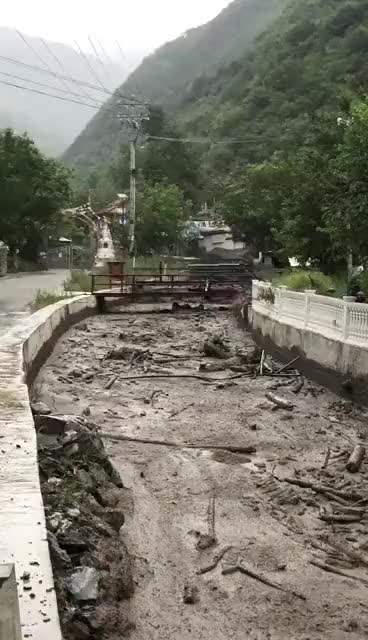 是一個由多棟六層樓房組成的小產權房社區(qū)