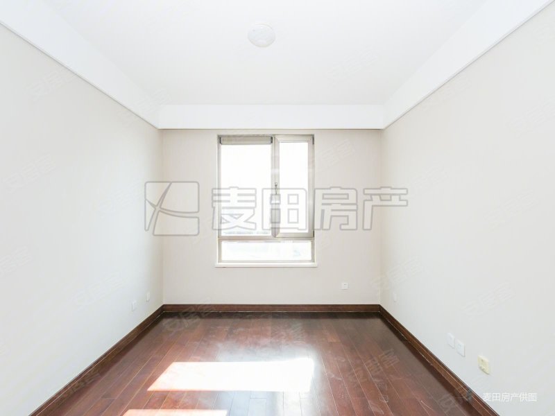 沈陽(yáng)鐵西區(qū)有一套金地名京洋房?jī)删?></img></p>
<p><strong>睡覺(jué)的北京和上班的北京</strong></p>
<p>1、至于房山和豐臺(tái)的“北京”，跟舊城區(qū)二環(huán)路以?xún)?nèi)熱熱鬧鬧的北京相比之下，即使便已宛如兩個(gè)大城市了。</p>
<p>2、北京可能將要分為兩種地方。睡的北京及加班的北京。</p>
<p>3、與“家住回龍觀，下班中關(guān)村”同理的，尚有“家住門(mén)頭溝，加班中關(guān)村”、“家住沙河鎮(zhèn)，加班中關(guān)村”。</p>
<p>4、新舊城在各種優(yōu)勢(shì)資源上的差異性導(dǎo)致了現(xiàn)在青年人的都市生活困局，其劇情必須是現(xiàn)代人在每天上下班這時(shí)候的疲于奔命，順便夢(mèng)境著北京這座超一線衛(wèi)星城何時(shí)可以容許他們已經(jīng)結(jié)束三線衛(wèi)星城的勞作。</p>
<p>5、便連北京一位住建部高級(jí)官員也曾說(shuō)過(guò)“學(xué)術(shù)研究推斷，這類(lèi)珠江是失利的”。</p>
<p>6、他們回到家，可能會(huì)回憶起《空間的詩(shī)學(xué)》里面巴什拉溫馨竟詩(shī)意的話語(yǔ)。</p>
<p>7、“所有的避難所，所有的藏身之處，所有的房間，都有共同的時(shí)空商業(yè)價(jià)值”，“迎春護(hù)佑著心愿，家廟維護(hù)著快樂(lè)家，玉蘭讓我們需要在寧?kù)o中作夢(mèng)。</p>
<p><strong>楊家堡的村民可以低價(jià)購(gòu)買(mǎi)</strong></p>
<p>1、村集體金融資產(chǎn)評(píng)估結(jié)果，總資產(chǎn)除了1.4億。這些股權(quán)剩余定量，籌組企業(yè)化互助社，以后居民可享有股息。</p>
<p>2、大望京村的騰退不論是從經(jīng)濟(jì)發(fā)展賠償金，鄉(xiāng)親們征用，未來(lái)日常生活維護(hù)等各個(gè)層面都做得較為完善，獲得了良好的美譽(yù)度。</p>
<p>3、而這能不能正式成為一些地方聯(lián)邦政府投身世界經(jīng)濟(jì)規(guī)劃和城市建設(shè)的一個(gè)領(lǐng)跑者，也是他們熱議的一個(gè)熱點(diǎn)話題。</p>
<p>4、創(chuàng)立和諧道德，百姓的美譽(yù)度所以是首要任務(wù)。</p>
<p>5、在和李凱的寒暄中，本報(bào)記者獲知，于麗給他這套房子的建議是樓盤(pán)收盤(pán)時(shí)再繳納她15萬(wàn)元。</p>
<p>6、雖然歸屬于回遷房，楊家堡的鄉(xiāng)親們可廉價(jià)買(mǎi)回。</p>
<p>7、李凱粗略的夠了一下，一平米大約5500元左右，相較在自然地理右側(cè)與周邊的房?jī)r(jià)上漲，這個(gè)商品價(jià)格還算恰當(dāng)。</p>
<p>8、這種情形在楊家堡相當(dāng)普遍。呢是為什么村民們掛著便宜的新房子不買(mǎi)而要轉(zhuǎn)售呢。</p>
<p><img src=