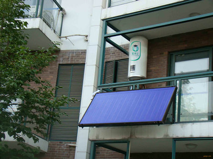 因?yàn)樘柲軣崴鲿?huì)有儲(chǔ)蓄電池