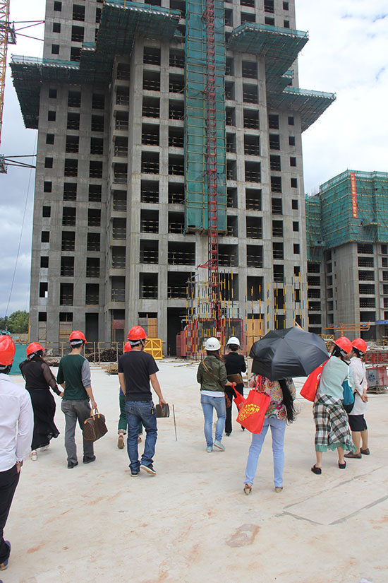 等待拿到薪水的農(nóng)民工和期盼交房的購(gòu)房者